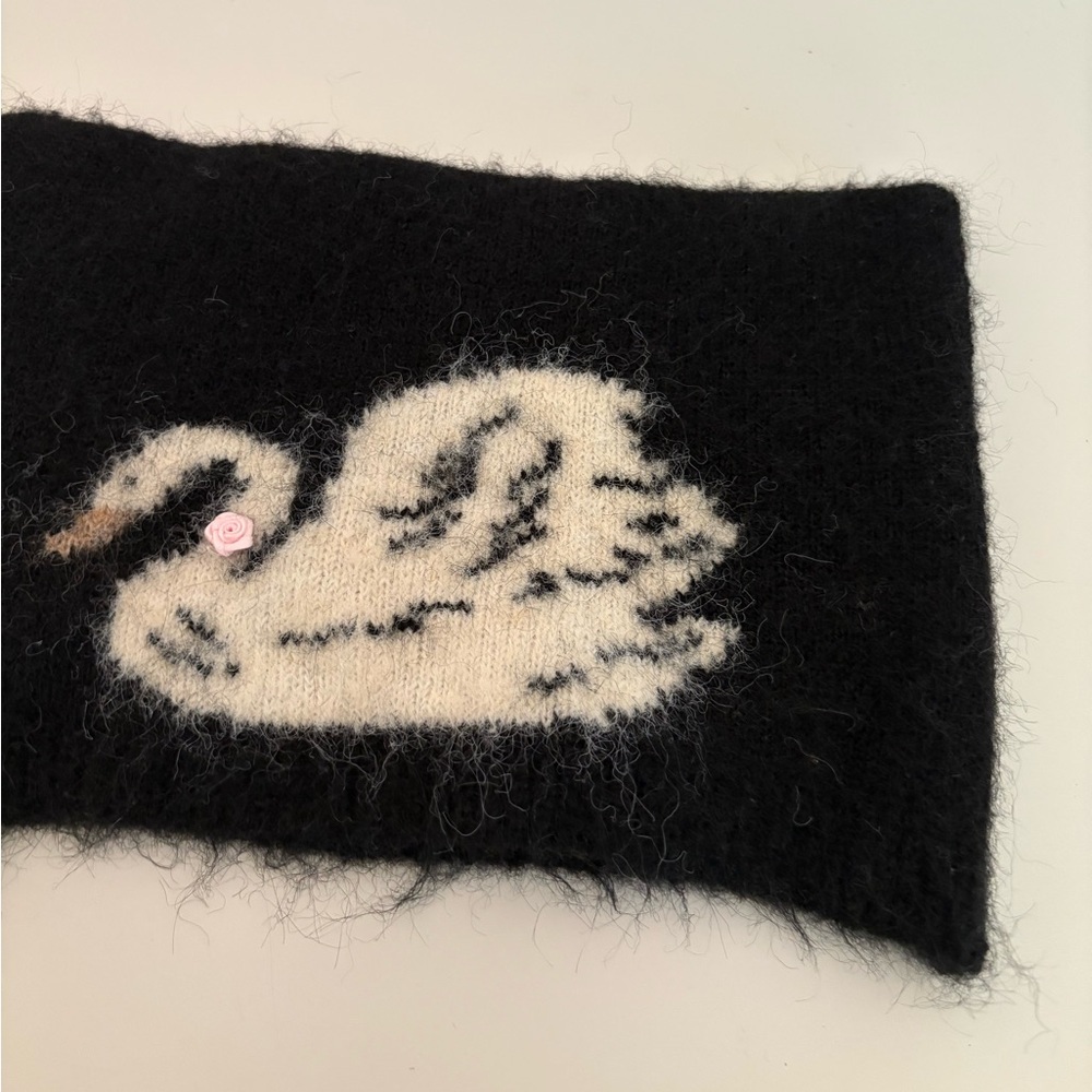 NWOT Urban Outfitters Mylo Swan Fuzzy Beanie - Picture 6 of 9